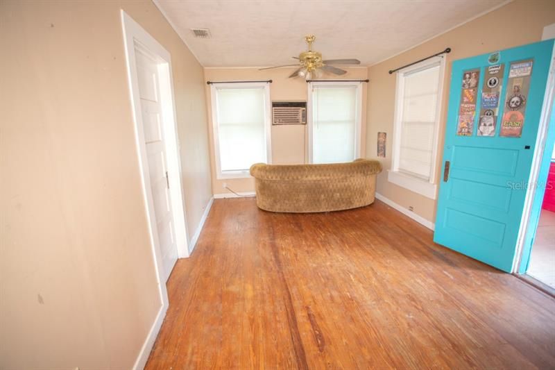 Recently Sold: $69,900 (2 beds, 1 baths, 1036 Square Feet)