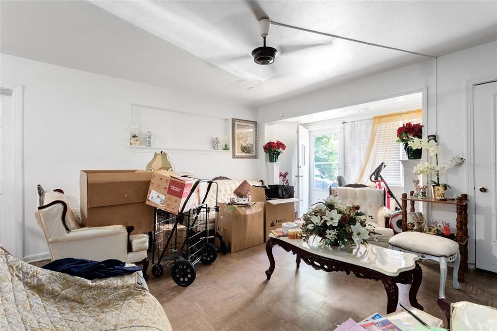 Recently Sold: $215,000 (2 beds, 1 baths, 1378 Square Feet)