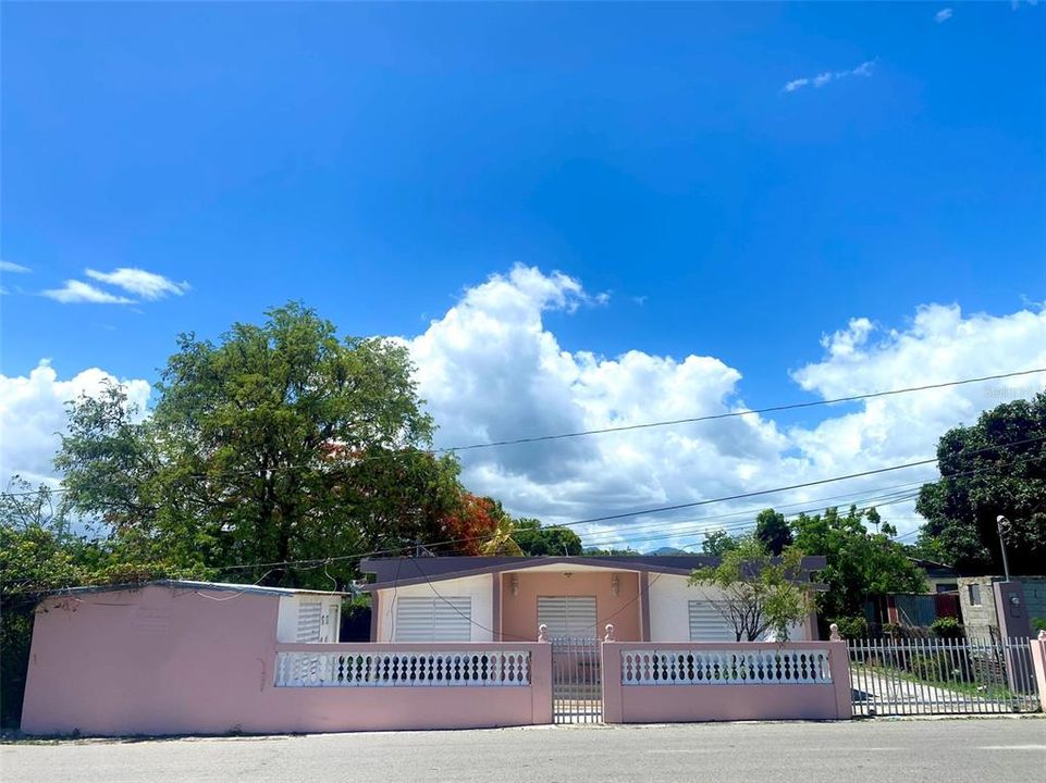 最近售出: $115,000 (3 贝兹, 3 浴室, 447 平方英尺)