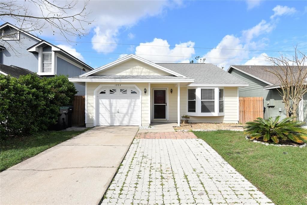 Recently Rented: $2,100 (3 beds, 2 baths, 1320 Square Feet)