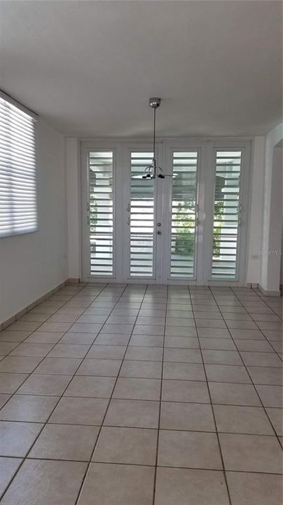 Vendido Recientemente: $320,000 (4 camas, 2 baños, 2200 Pies cuadrados)