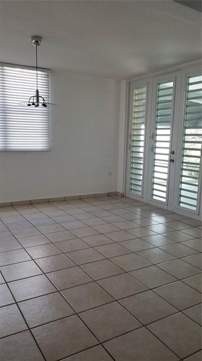 Vendido Recientemente: $320,000 (4 camas, 2 baños, 2200 Pies cuadrados)