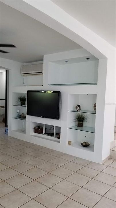 Vendido Recientemente: $320,000 (4 camas, 2 baños, 2200 Pies cuadrados)