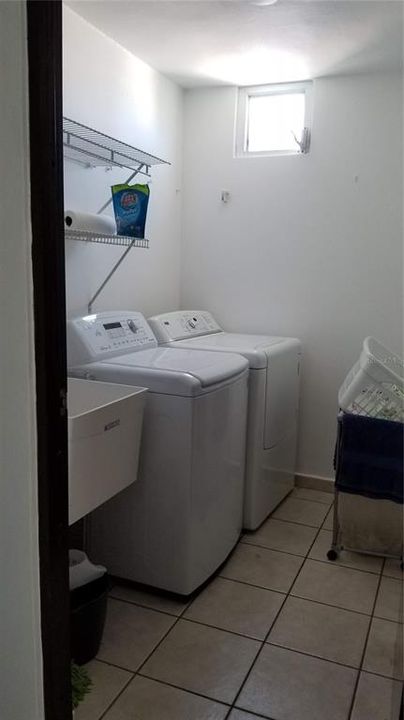 Vendido Recientemente: $320,000 (4 camas, 2 baños, 2200 Pies cuadrados)