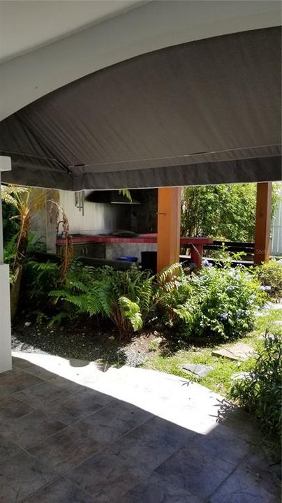 Vendido Recientemente: $320,000 (4 camas, 2 baños, 2200 Pies cuadrados)