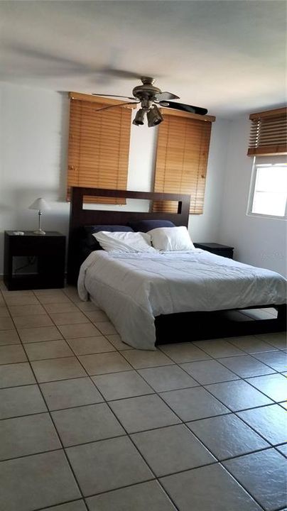 Vendido Recientemente: $320,000 (4 camas, 2 baños, 2200 Pies cuadrados)