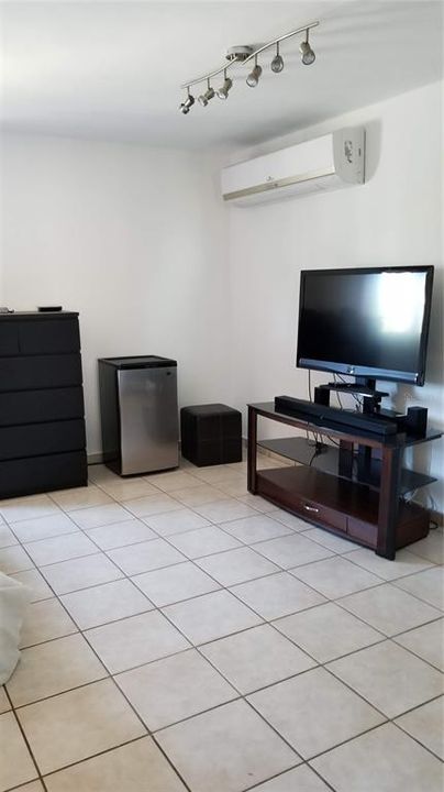 Vendido Recientemente: $320,000 (4 camas, 2 baños, 2200 Pies cuadrados)