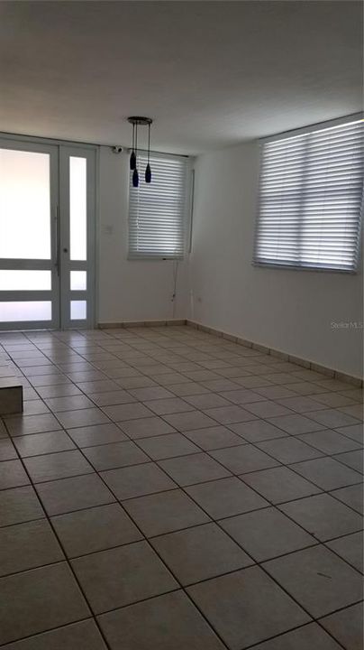 Vendido Recientemente: $320,000 (4 camas, 2 baños, 2200 Pies cuadrados)