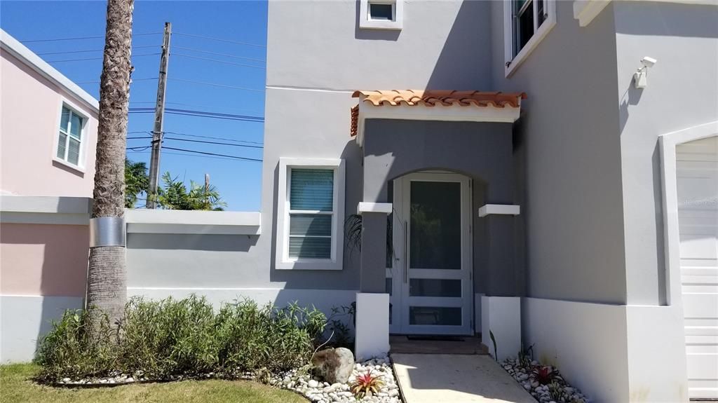 Vendido Recientemente: $320,000 (4 camas, 2 baños, 2200 Pies cuadrados)