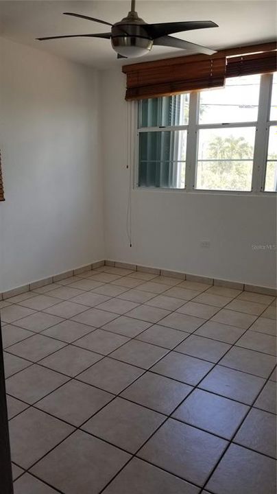 Vendido Recientemente: $320,000 (4 camas, 2 baños, 2200 Pies cuadrados)