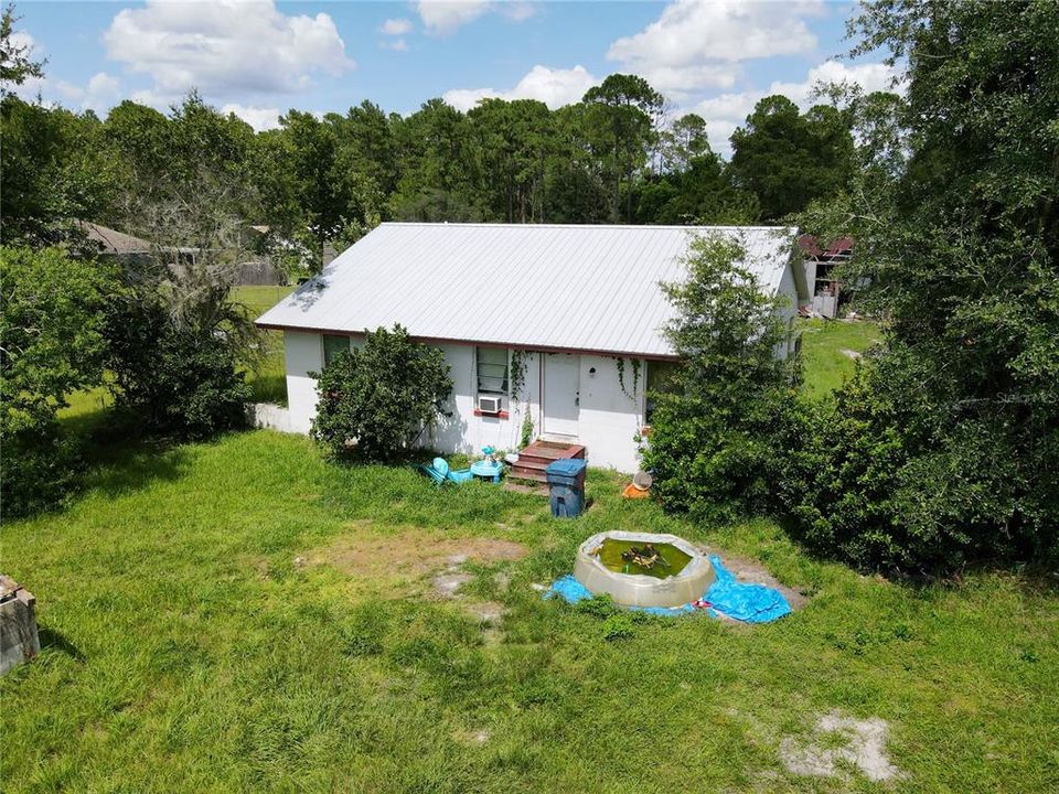 This cute 3/2 block, country home with newer metal roof has lots of potential.