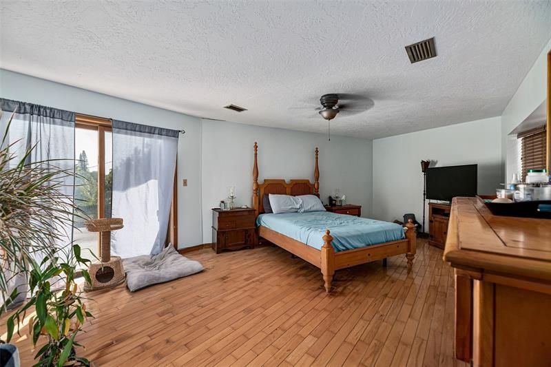 Recently Sold: $450,000 (2 beds, 2 baths, 1789 Square Feet)