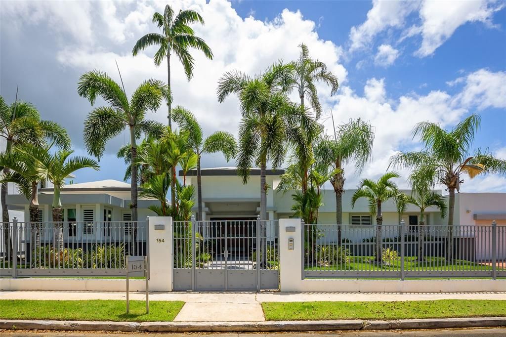 Vendido Recientemente: $1,995,000 (5 camas, 5 baños, 4740 Pies cuadrados)