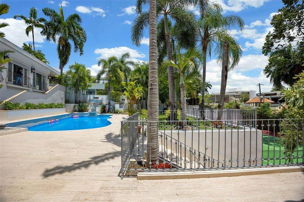 Vendido Recientemente: $1,995,000 (5 camas, 5 baños, 4740 Pies cuadrados)