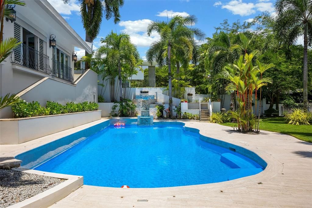 Vendido Recientemente: $1,995,000 (5 camas, 5 baños, 4740 Pies cuadrados)