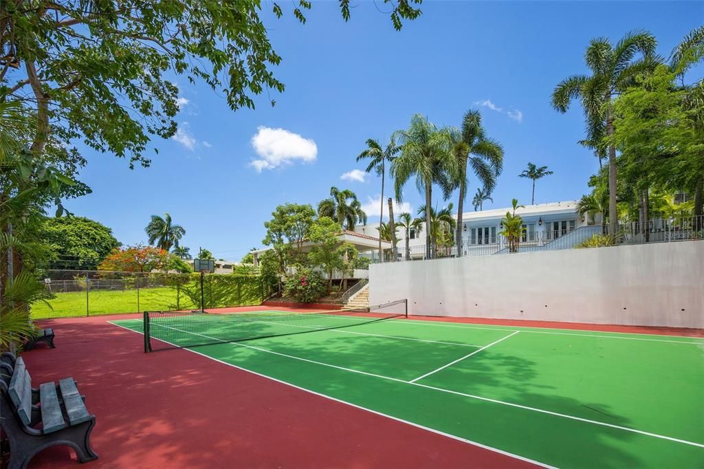 Vendido Recientemente: $1,995,000 (5 camas, 5 baños, 4740 Pies cuadrados)