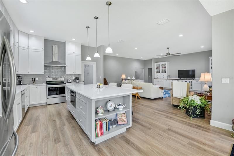 LARGE ISLAND WITH QUARTZ COUNTERTOPS