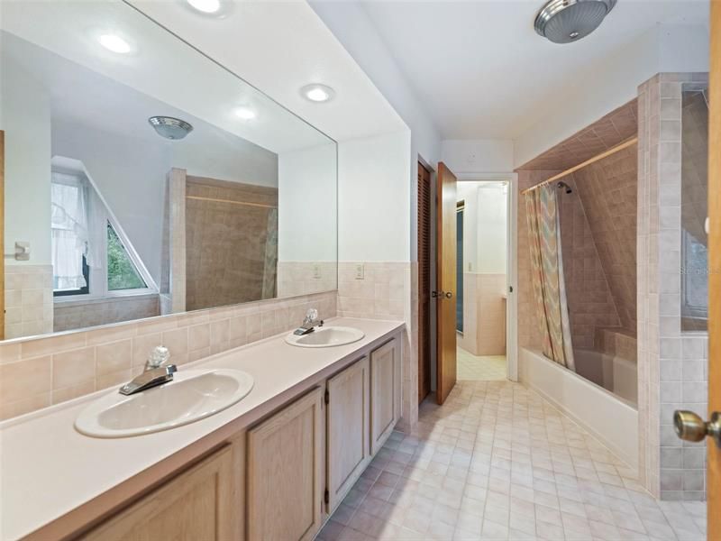 最近售出: $350,000 (4 贝兹, 3 浴室, 2837 平方英尺)