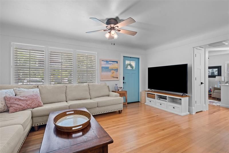 Recently Sold: $900,000 (3 beds, 2 baths, 1258 Square Feet)