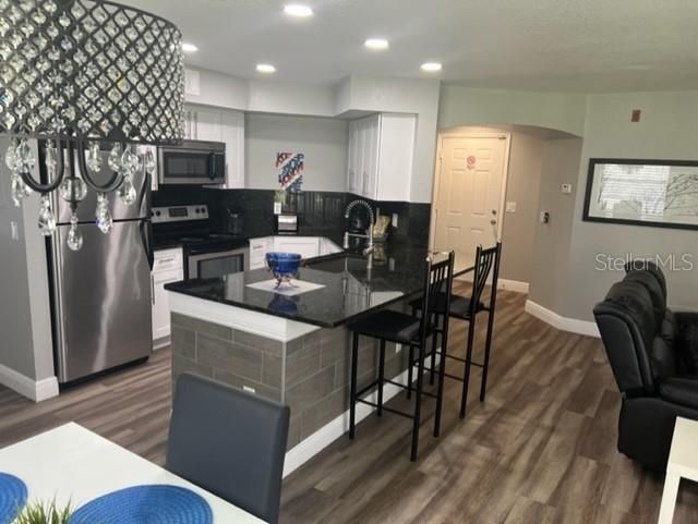 Recently Rented: $1,900 (1 beds, 1 baths, 842 Square Feet)