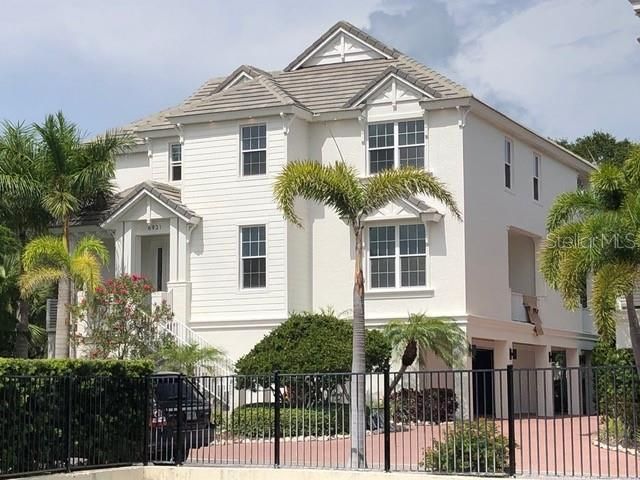 Recently Sold: $2,300,000 (4 beds, 4 baths, 3533 Square Feet)