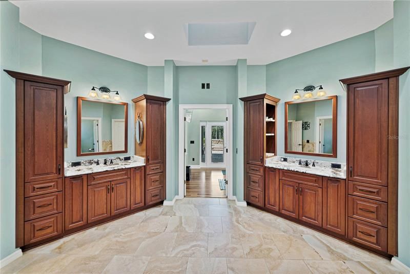 最近售出: $1,300,000 (3 贝兹, 4 浴室, 4144 平方英尺)