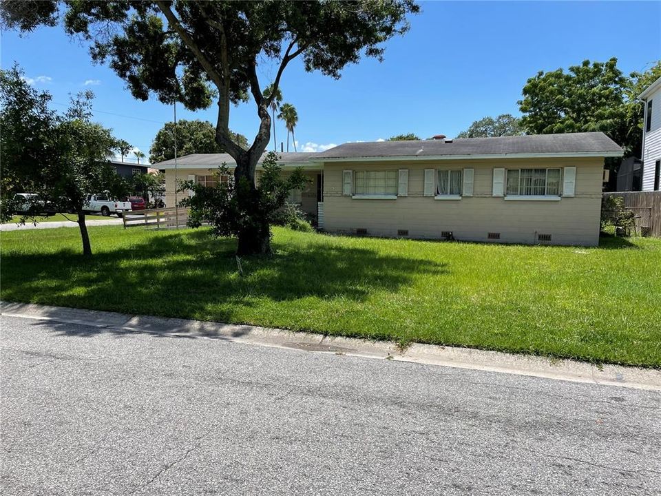 最近售出: $610,000 (4 贝兹, 3 浴室, 2274 平方英尺)