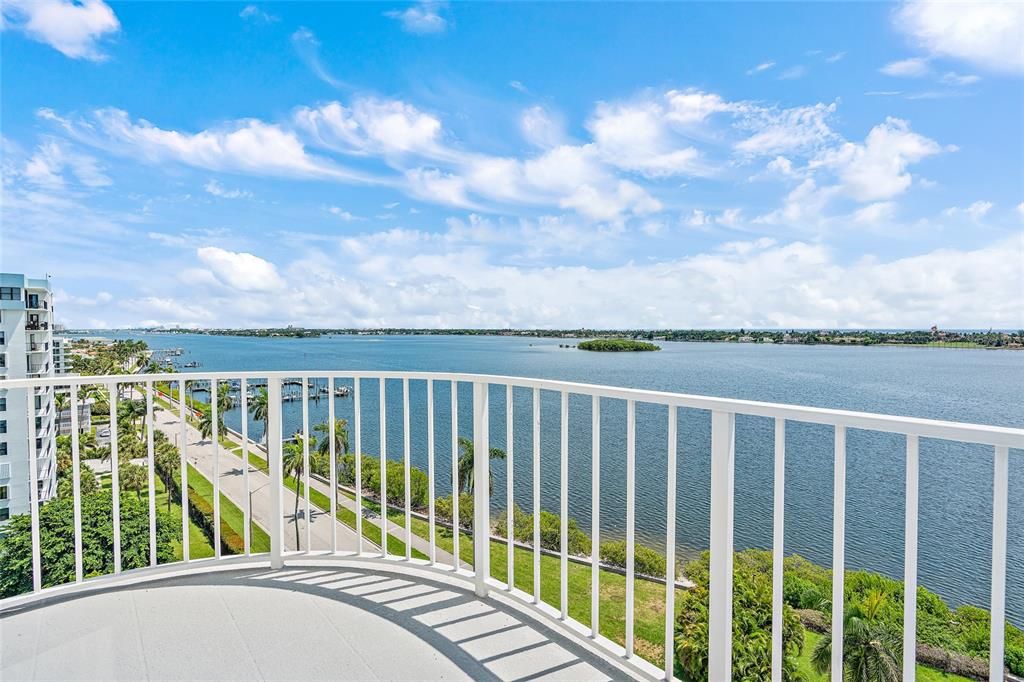 Recently Sold: $1,800,000 (2 beds, 2 baths, 1982 Square Feet)