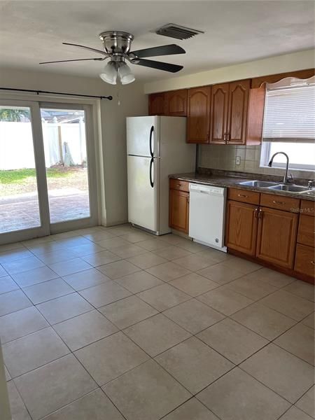 Recently Rented: $1,795 (3 beds, 1 baths, 946 Square Feet)