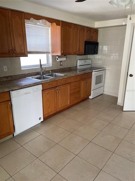 Recently Rented: $1,795 (3 beds, 1 baths, 946 Square Feet)