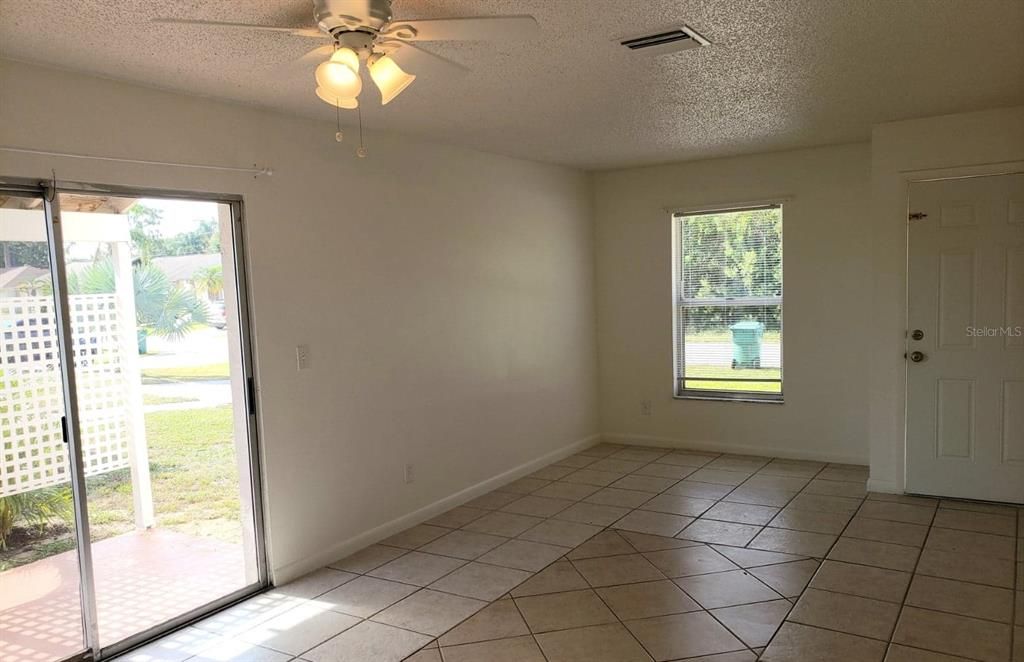 Recently Rented: $1,350 (2 beds, 2 baths, 957 Square Feet)