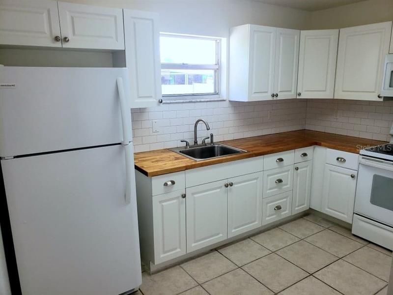 Recently Rented: $1,350 (2 beds, 2 baths, 957 Square Feet)