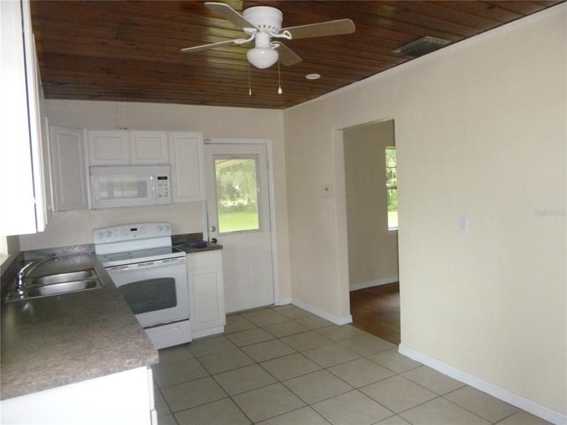For Sale: $220,000 (2 beds, 1 baths, 988 Square Feet)