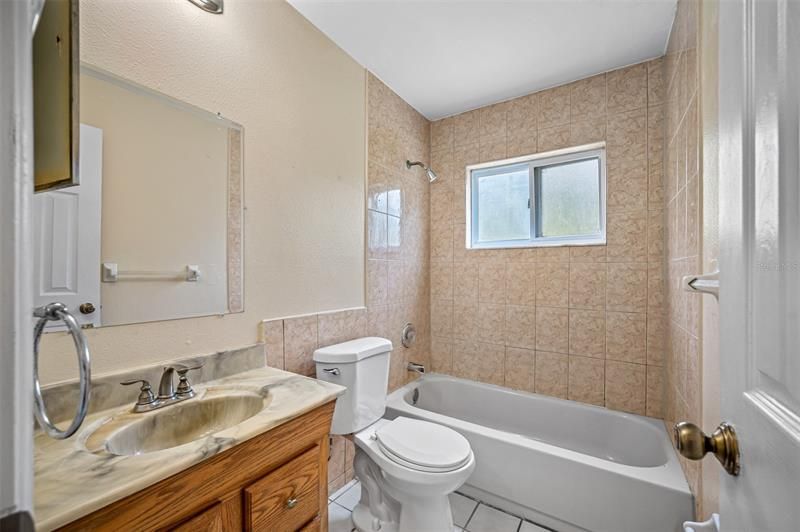 最近售出: $228,000 (3 贝兹, 1 浴室, 1056 平方英尺)