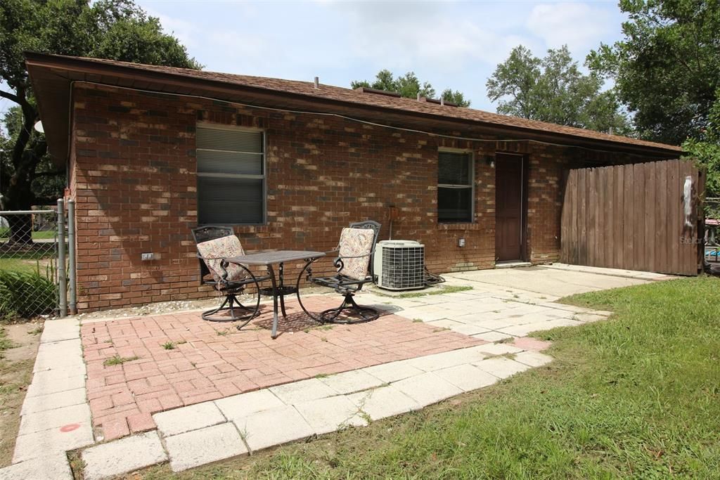 Recently Rented: $1,300 (2 beds, 1 baths, 917 Square Feet)