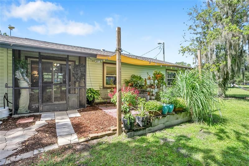 Recently Sold: $375,000 (3 beds, 1 baths, 1088 Square Feet)
