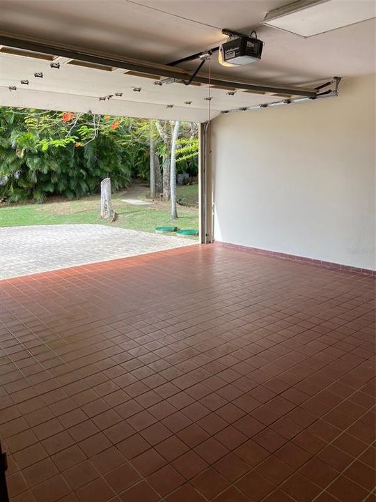 Garage/Covered!