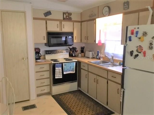 Recently Sold: $139,900 (2 beds, 2 baths, 1080 Square Feet)