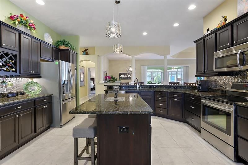 Huge kitchen w/stainless appliances