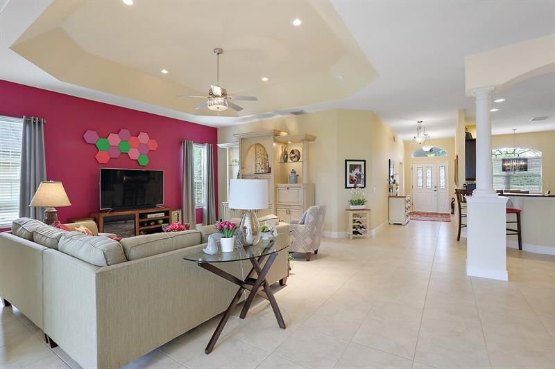 Large living area w/Tray ceiling