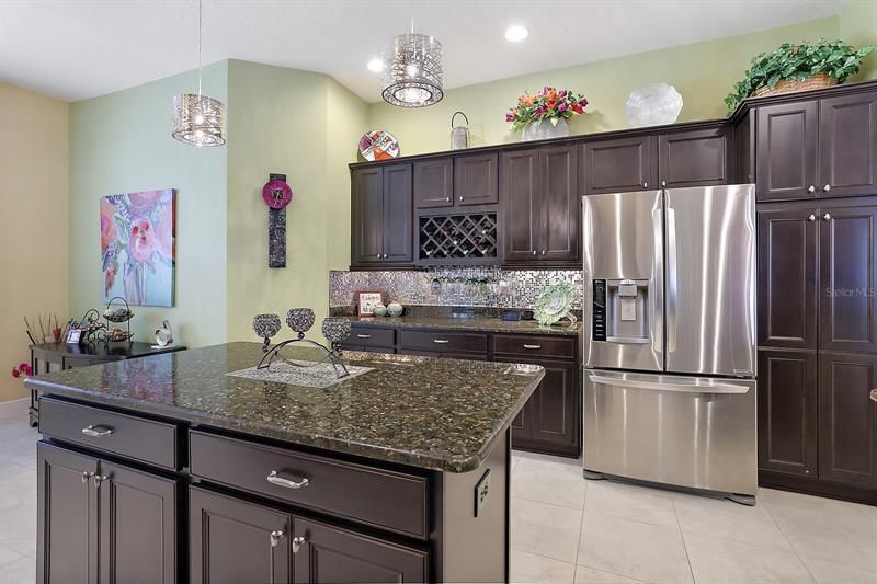 Kitchen w/Center island & upgraded pendant light fixtures