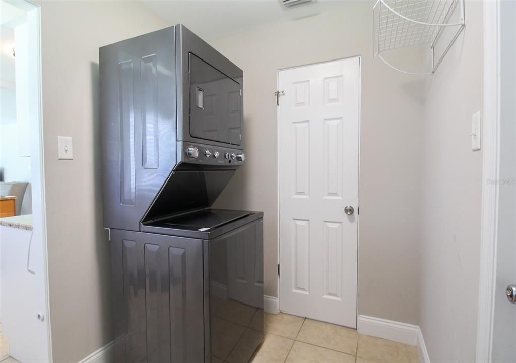 出租: $4,562 (3 贝兹, 2 浴室, 1151 平方英尺)