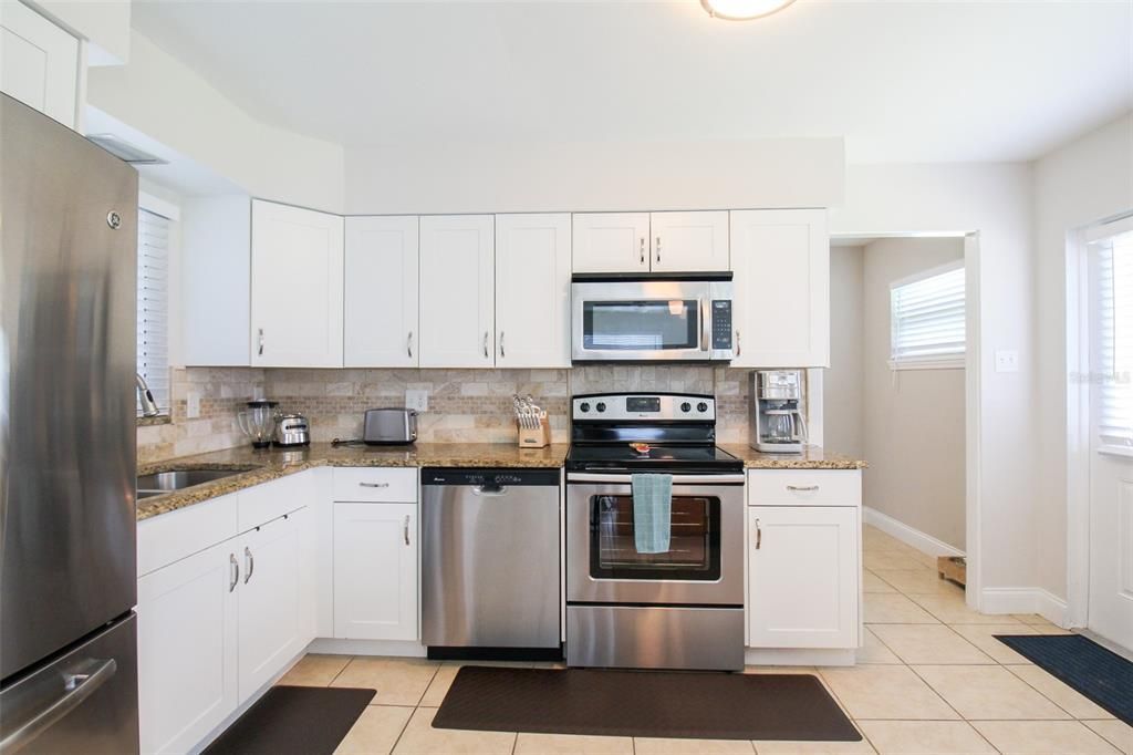 出租: $4,562 (3 贝兹, 2 浴室, 1151 平方英尺)