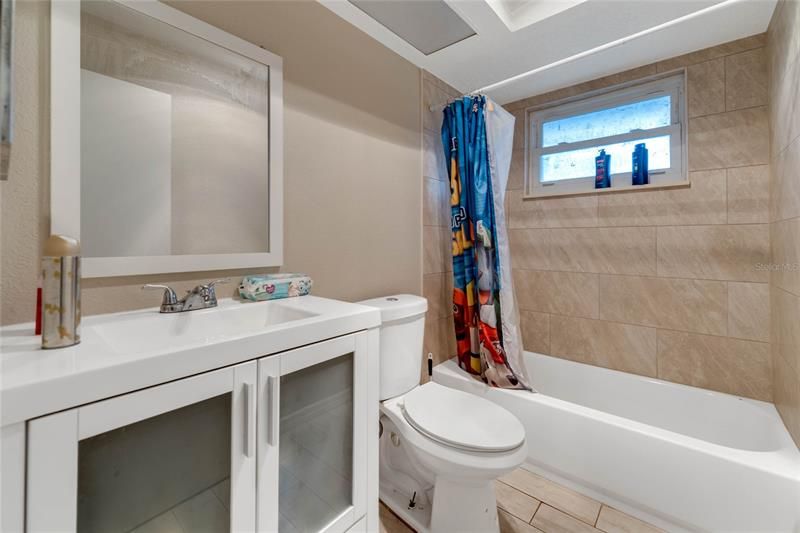 最近售出: $410,000 (3 贝兹, 2 浴室, 2766 平方英尺)