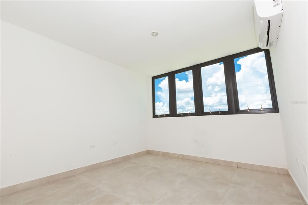 Vendido Recientemente: $690,000 (4 camas, 2 baños, 2100 Pies cuadrados)