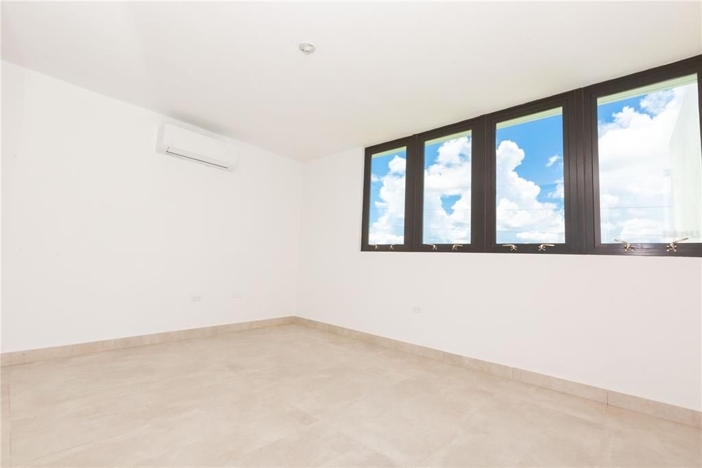 Vendido Recientemente: $690,000 (4 camas, 2 baños, 2100 Pies cuadrados)