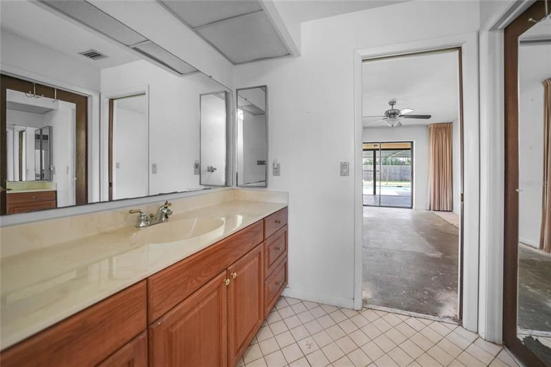 Recently Sold: $365,000 (3 beds, 2 baths, 1719 Square Feet)