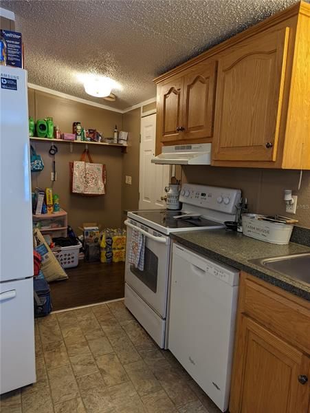 Recently Sold: $160,000 (3 beds, 2 baths, 1196 Square Feet)