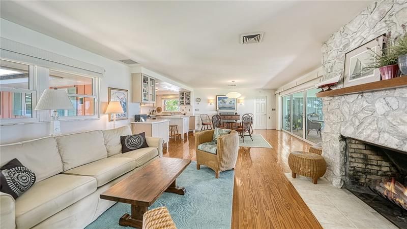 Recently Sold: $3,999,000 (3 beds, 3 baths, 2720 Square Feet)