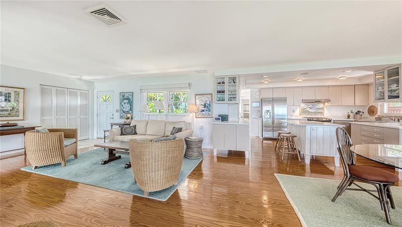 Recently Sold: $3,999,000 (3 beds, 3 baths, 2720 Square Feet)